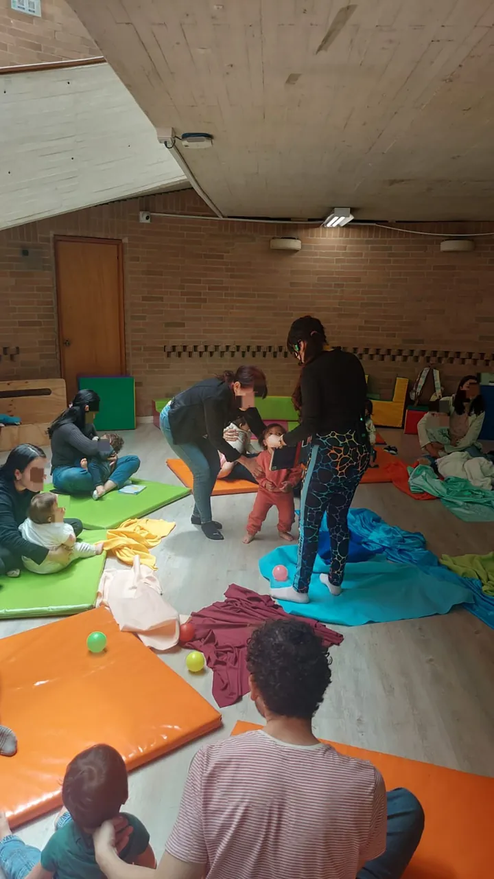 Lecturas y cantos para bebés (6 a 18 meses): casas de colores y bibliotecas que guardan voces libres