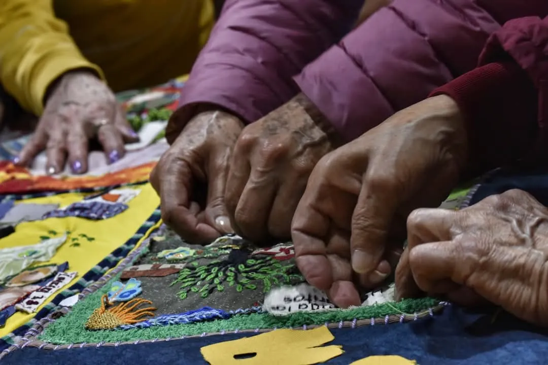 Costuras híbridas: tecnología textil y reparación