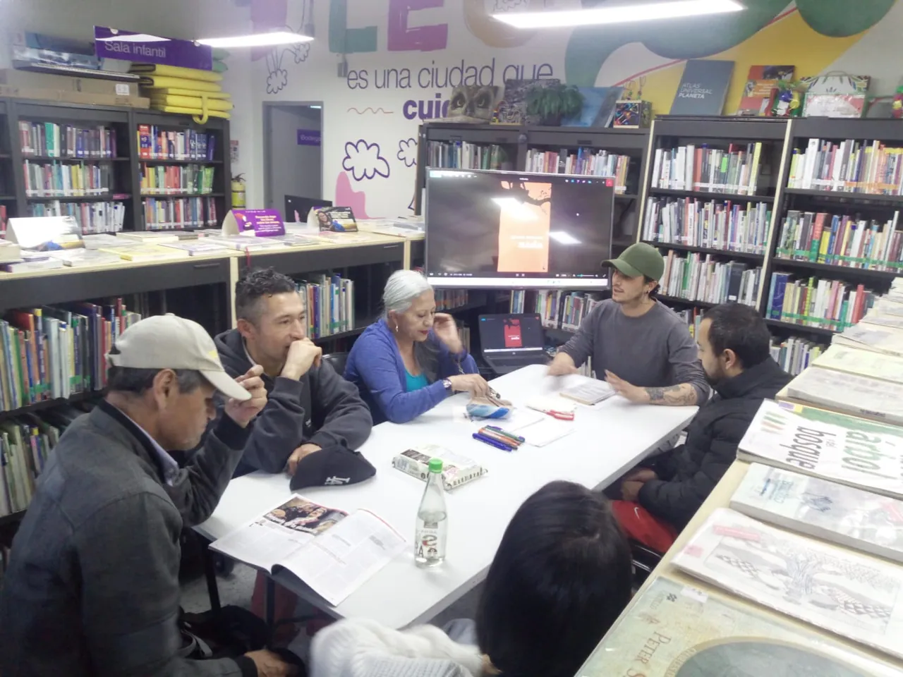 Café literario: Bogotá ciudad de letras; una ciudad que se lee y se escribe a sí misma.