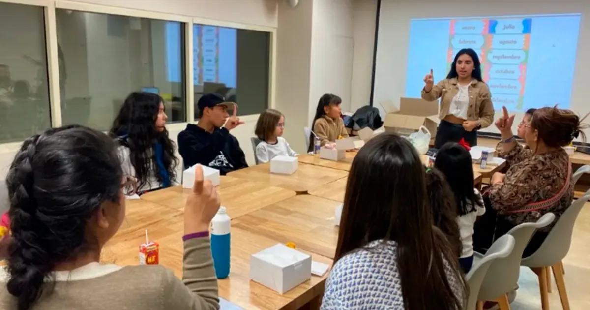 Aprende Lengua de Señas Colombiana a través del juego y el movimiento en taller en el CEFE Chapinero