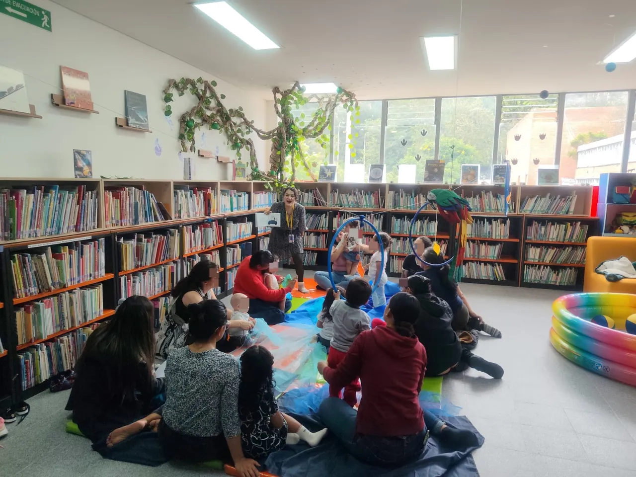 Bebés Exploradores: Las manos que descubren pequeñas historias